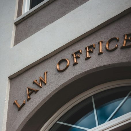 Cartel de "Law Offices" en la fachada de un edificio.